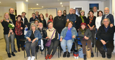 Biri sözcüklerin iç sesini, diğeri çizginin sessizliğini dinliyor!